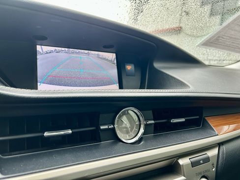 Used 2013 Lexus ES 300h w/ Luxury Pkg image 23