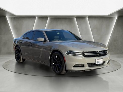 Used 2017 Dodge Charger SE RWD image 1