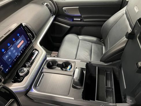 Used 2025 Ford Expedition Platinum AWD/4WD image 38