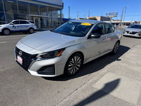 Used 2024 Nissan Altima 2.5 SV FWD image 1