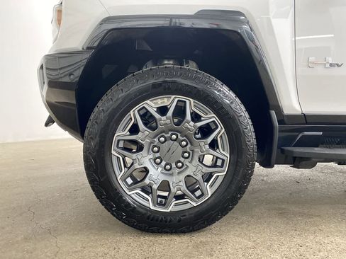 Used 2024 GMC Hummer EV 3X w/ LPO, Illumination Package image 11