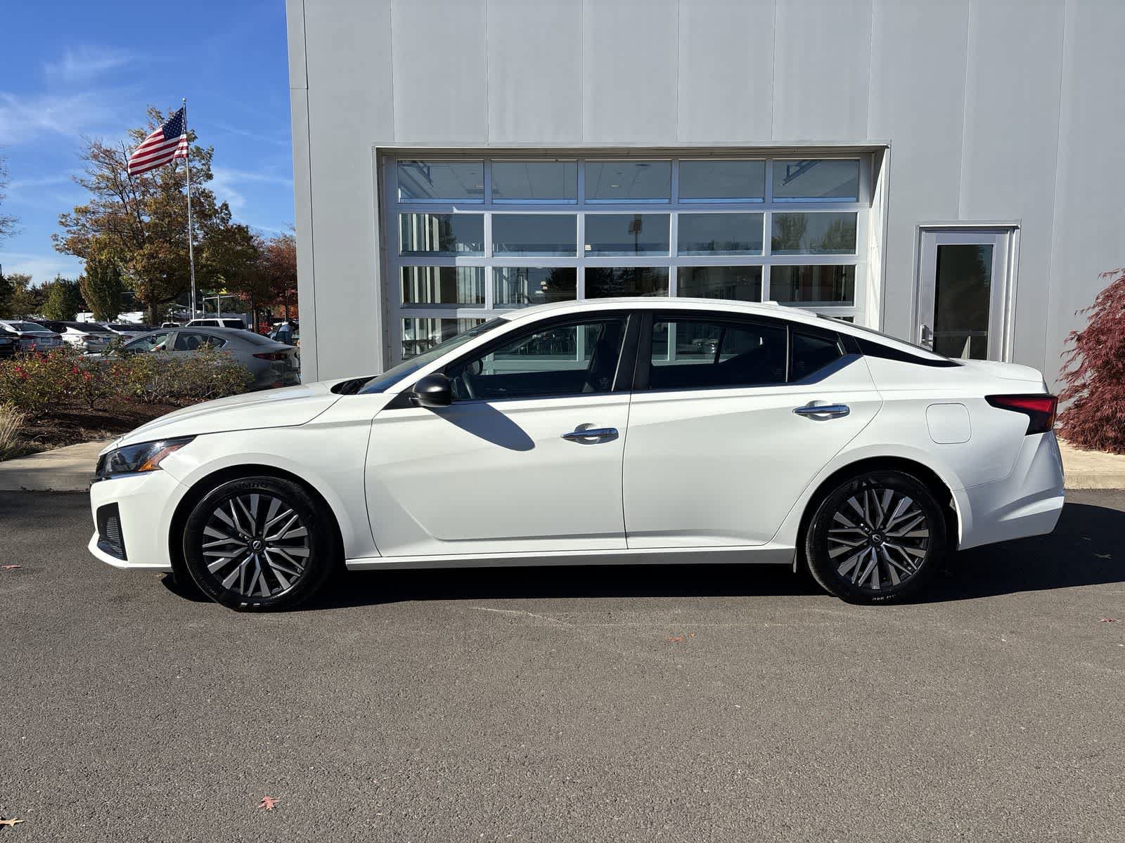 Used 2025 Nissan Altima 2.5 SV FWD image 2