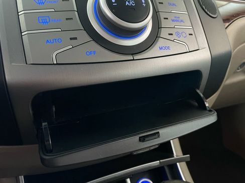 Used 2012 Hyundai Veracruz Limited w/ Entertainment Pkg image 51