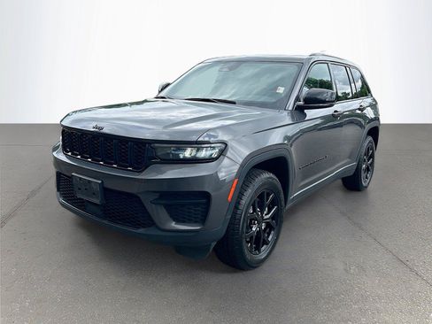 Used 2024 Jeep Grand Cherokee Altitude AWD/4WD image 8