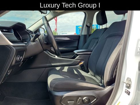 Used 2022 Jeep Grand Cherokee Laredo w/ Luxury Tech Group I AWD/4WD image 8