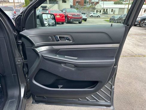 Used 2018 Ford Explorer XLT w/ Equipment Group 202A FWD image 31