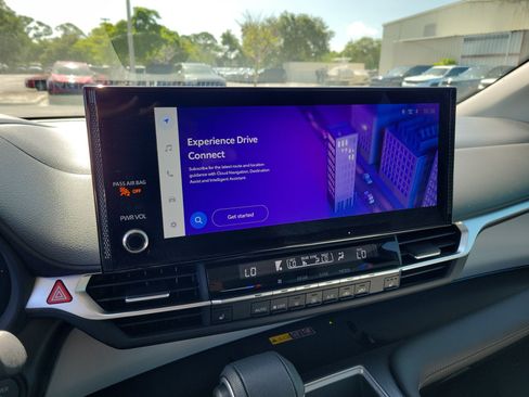 Used 2025 Toyota Sienna XLE FWD image 25