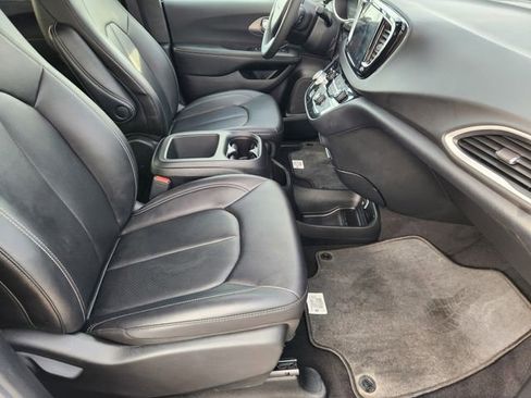 Used 2025 Chrysler Pacifica Select FWD image 14