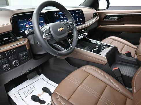 Used 2025 Chevrolet Tahoe High Country AWD/4WD image 18