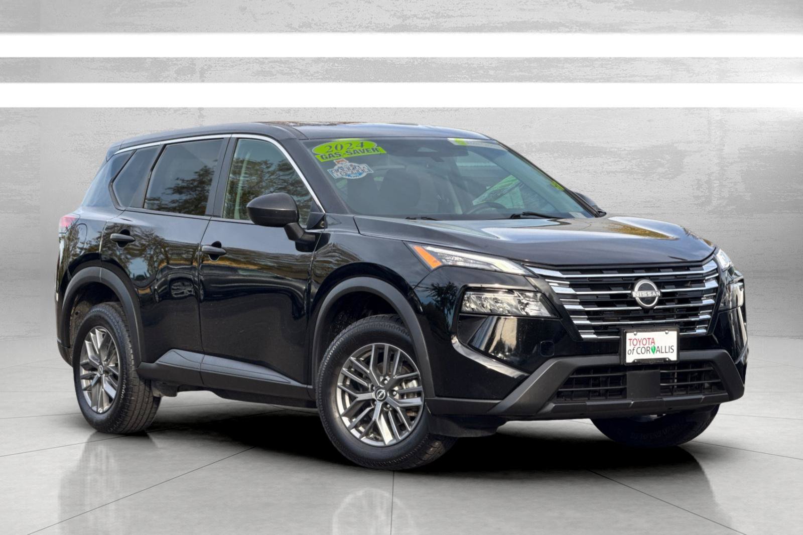 Used 2024 Nissan Rogue S FWD image 2