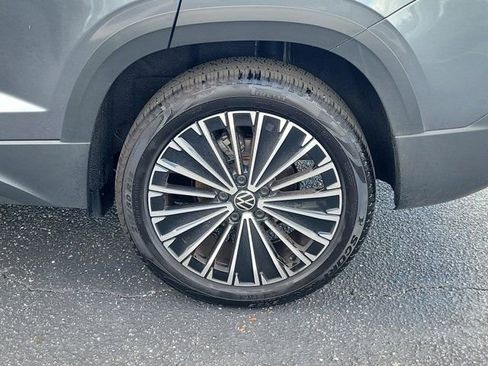 Certified 2025 Volkswagen Taos SE FWD image 30