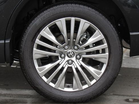 Certified 2024 Toyota Venza XLE AWD/4WD image 33