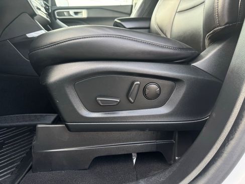 Used 2022 Ford Explorer XLT w/ Equipment Group 202A RWD image 14