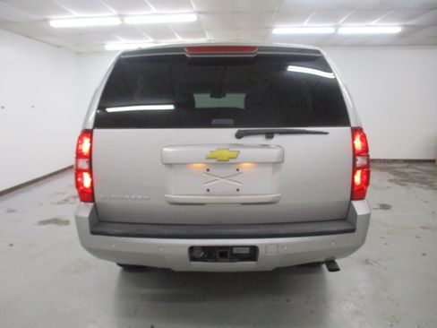 Used 2007 Chevrolet Suburban 2500 LT w/ LT Preferred Equipment Group AWD/4WD image 8