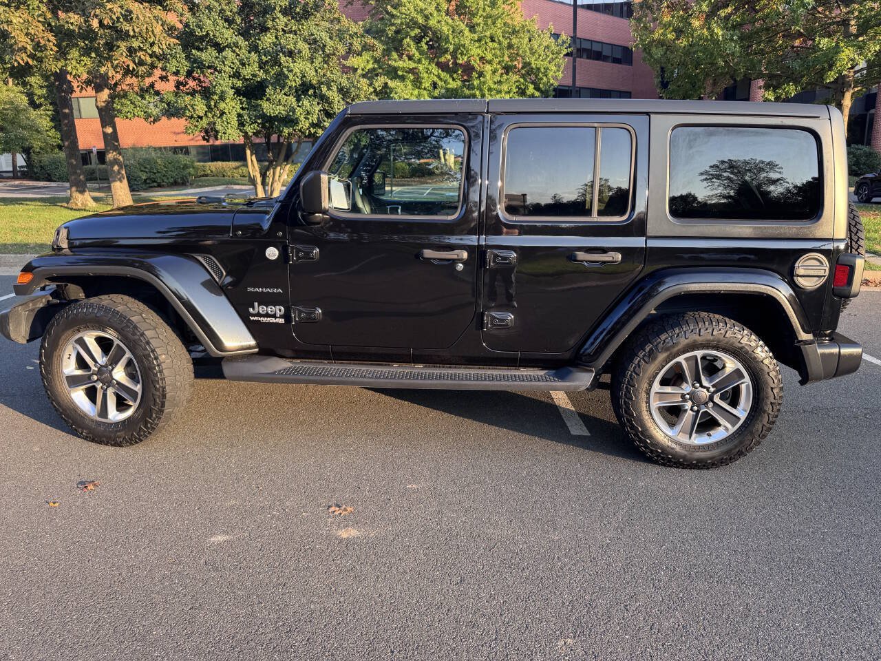 Used 2018 Jeep Wrangler Unlimited Sahara w/ Cold Weather Group AWD/4WD image 4