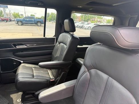 Used 2022 Jeep Wagoneer Series III w/ Premium Group I AWD/4WD image 12