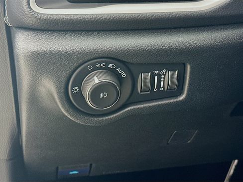 Used 2026 Chrysler Pacifica Select AWD/4WD image 10