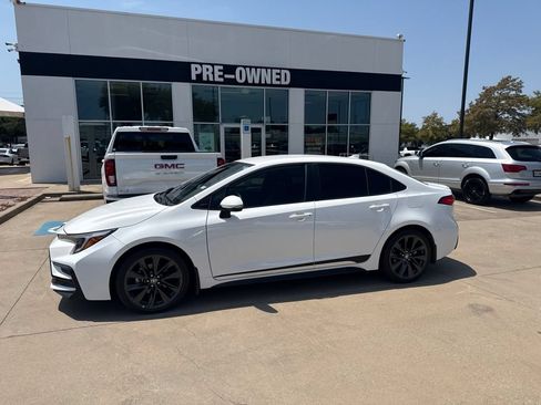 Used 2025 Toyota Corolla SE FWD image 1