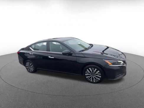 Used 2025 Nissan Altima 2.5 SV FWD image 2
