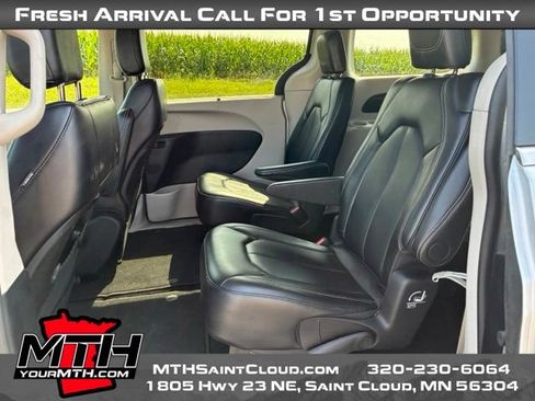 Used 2024 Chrysler Pacifica Touring-L FWD image 10
