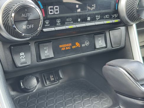 Used 2019 Toyota RAV4 XSE AWD/4WD image 5