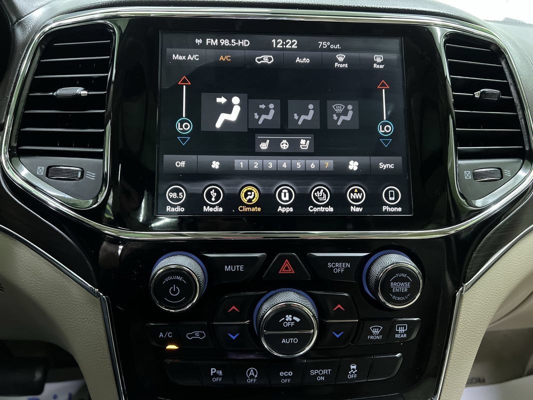 Used 2019 Jeep Grand Cherokee Overland AWD/4WD image 25