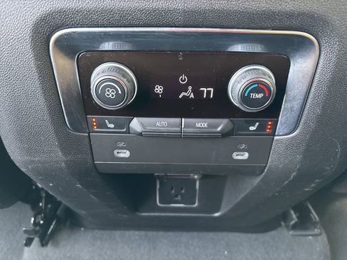 Used 2024 Chevrolet Suburban Premier image 34