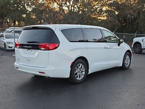Used 2023 Chrysler Voyager LX image 7