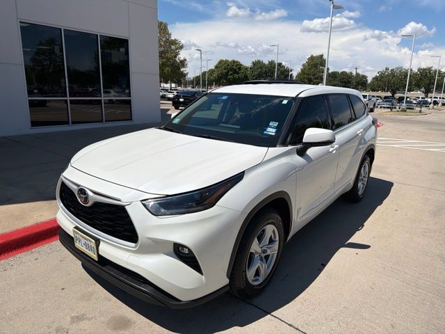Used 2021 Toyota Highlander LE FWD image 2