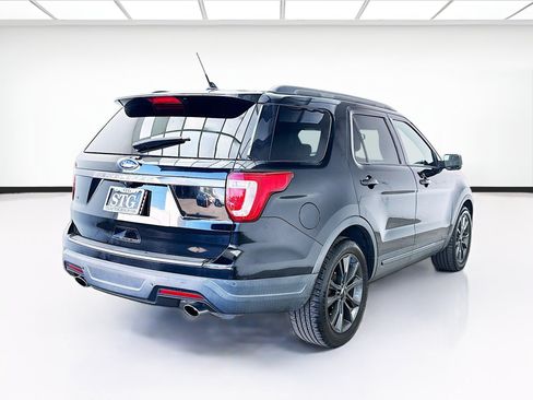 Used 2018 Ford Explorer XLT w/ Equipment Group 202A FWD image 4