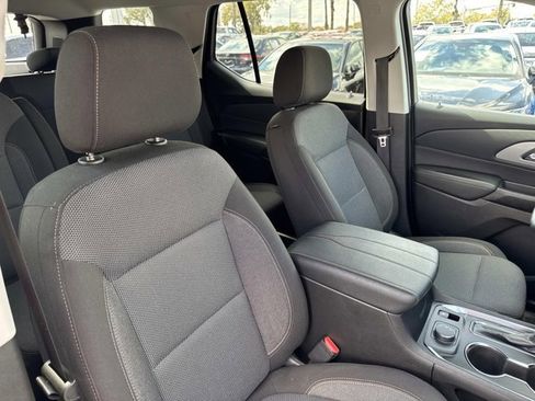 Used 2021 Chevrolet Traverse LT image 17