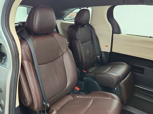 Used 2021 Toyota Sienna Platinum FWD image 25