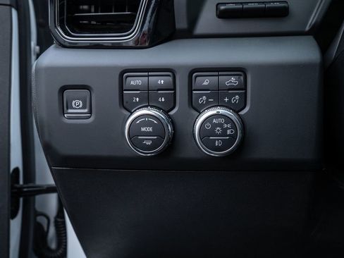 Used 2025 GMC Sierra 2500 AT4X image 17