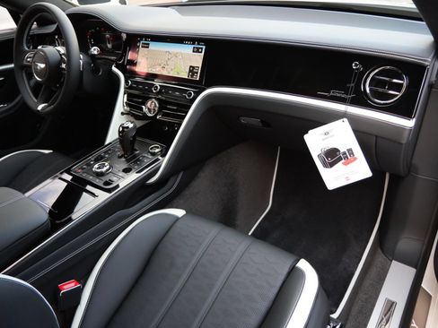 Used 2025 Bentley Flying Spur Plug-In Hybrid AWD/4WD image 2
