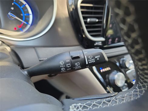 Used 2024 Chrysler Pacifica Limited FWD image 30