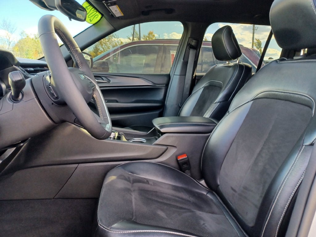 Used 2024 Jeep Grand Cherokee Altitude AWD/4WD image 5