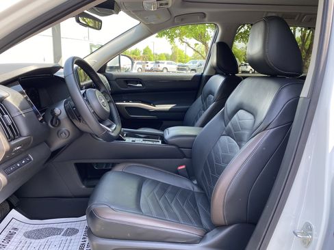 Used 2024 Nissan Pathfinder Platinum FWD image 16