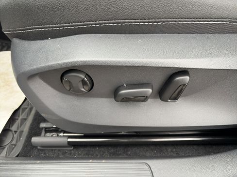 New 2025 Volkswagen Taos SEL image 10