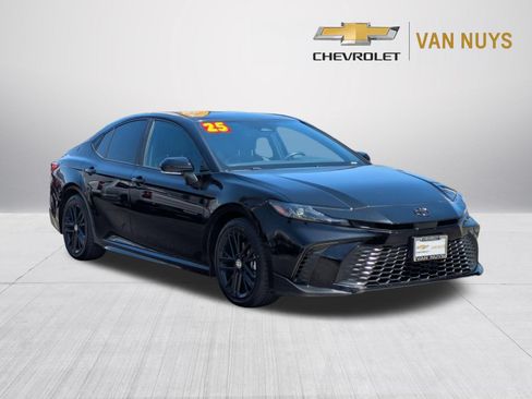 Used 2025 Toyota Camry SE w/ Convenience Package FWD image 3