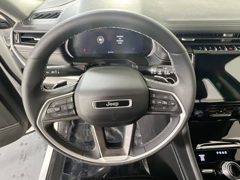 Used 2023 Jeep Grand Cherokee Limited w/ Black Appearance Package image 11