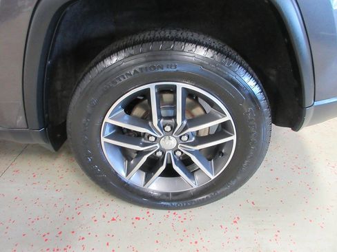 Used 2018 Jeep Grand Cherokee Limited AWD/4WD image 10