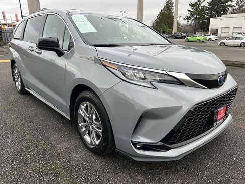Certified 2023 Toyota Sienna XSE image 3