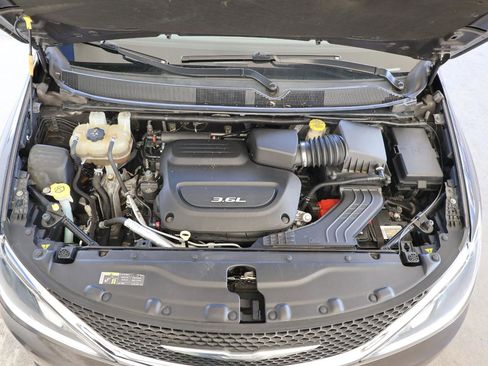 Used 2017 Chrysler Pacifica Limited w/ UConnect Theater Package image 12