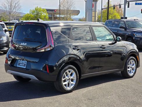 Used 2023 Kia Soul LX w/ LX Technology Package image 5