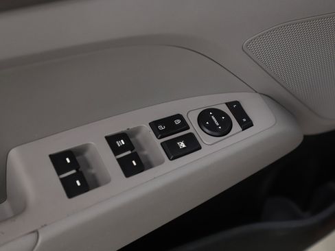 Used 2017 Hyundai Elantra SE image 18