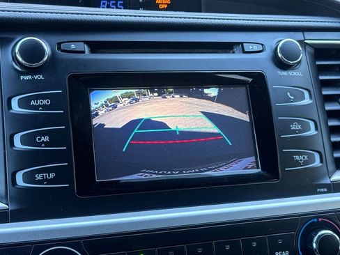 Used 2019 Toyota Highlander LE image 19