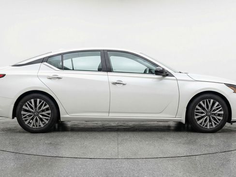Used 2025 Nissan Altima 2.5 SV FWD image 11