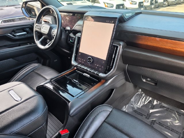 Used 2025 GMC Yukon XL Denali AWD/4WD image 23
