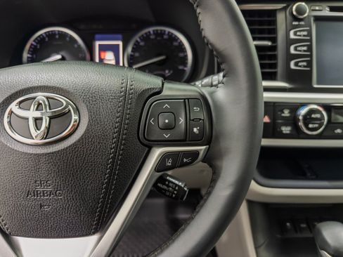 Used 2019 Toyota Highlander XLE AWD/4WD image 33