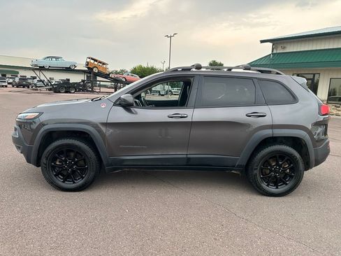 Used 2018 Jeep Cherokee Trailhawk AWD/4WD image 36